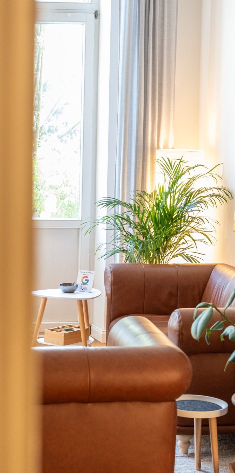 Sofa Ecke und Pflanze mit Stehlampe vor der Balkontür
